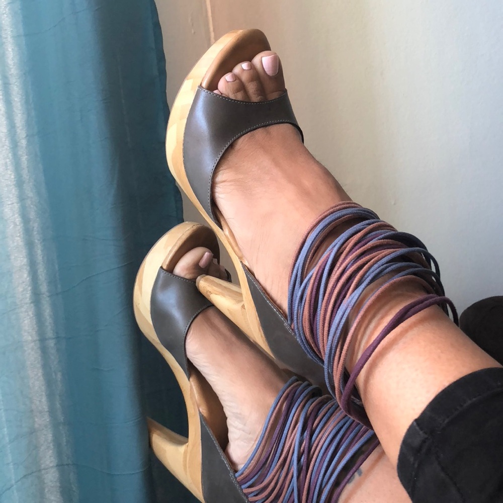 🌹 J Shoes brand wooden gorgeous heels 🌹 - Picture 3 of 5